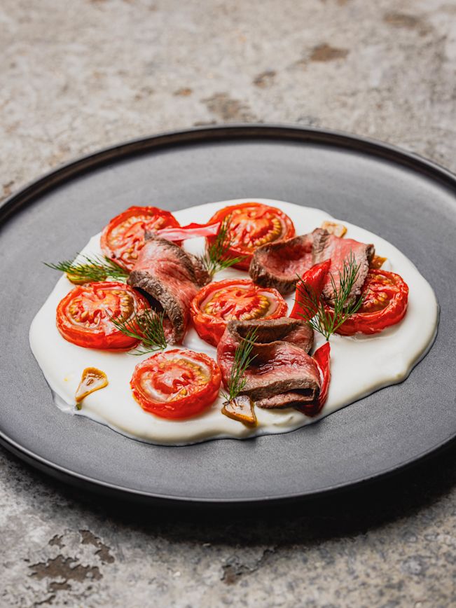 Flat Iron, Schmortomaten und Knoblauch-Mozzarella Creme Rezept Flat Iron, Schmortomaten und Knoblauch-Mozzarella Creme Rezept