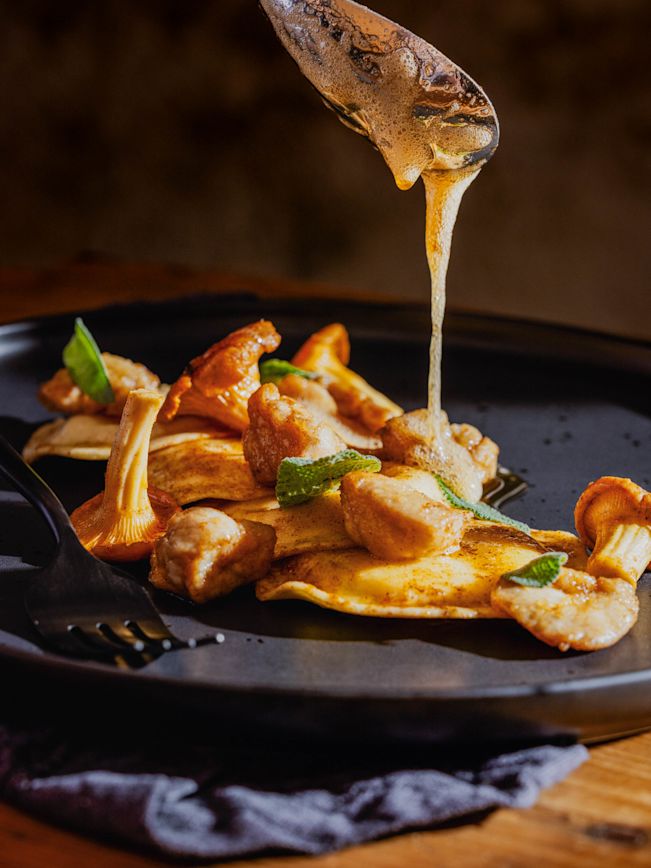 Ravioli mit Eierschwämmli und gebratenen Milken Rezept Ravioli mit Eierschwämmli und gebratenen Milken Rezept