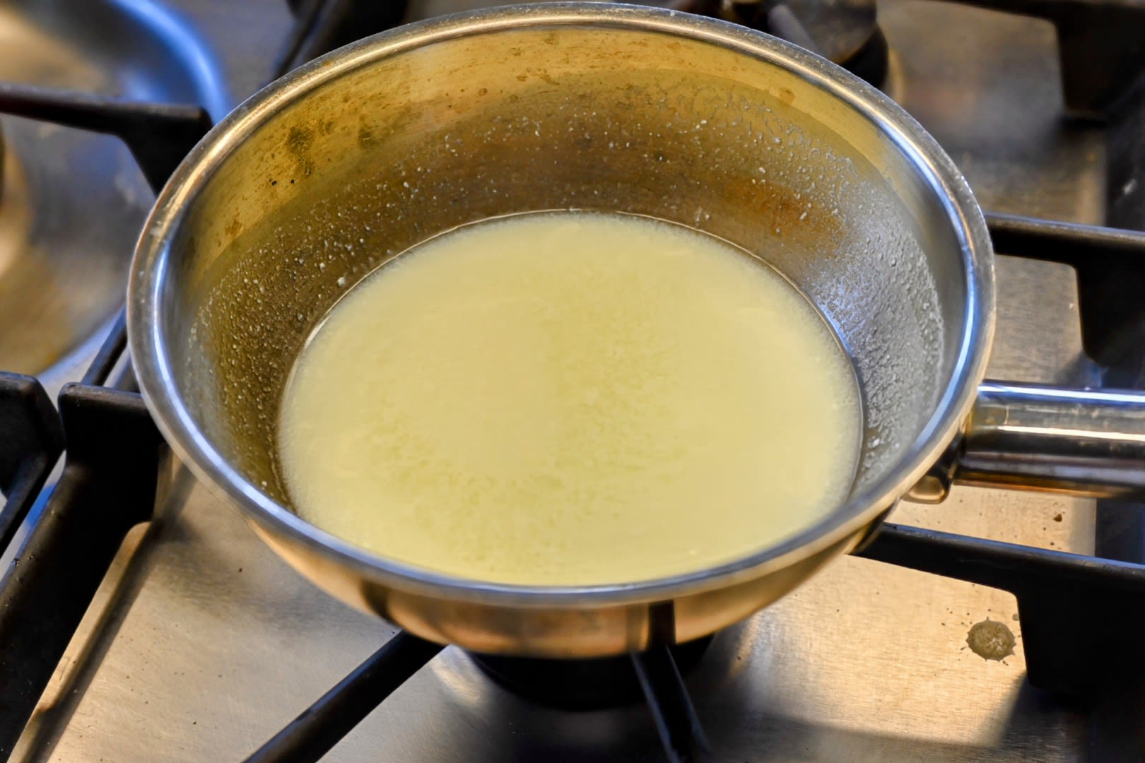 Schritt 1: Teigvorbereitung für Golden Pancake mit Beerenkompott