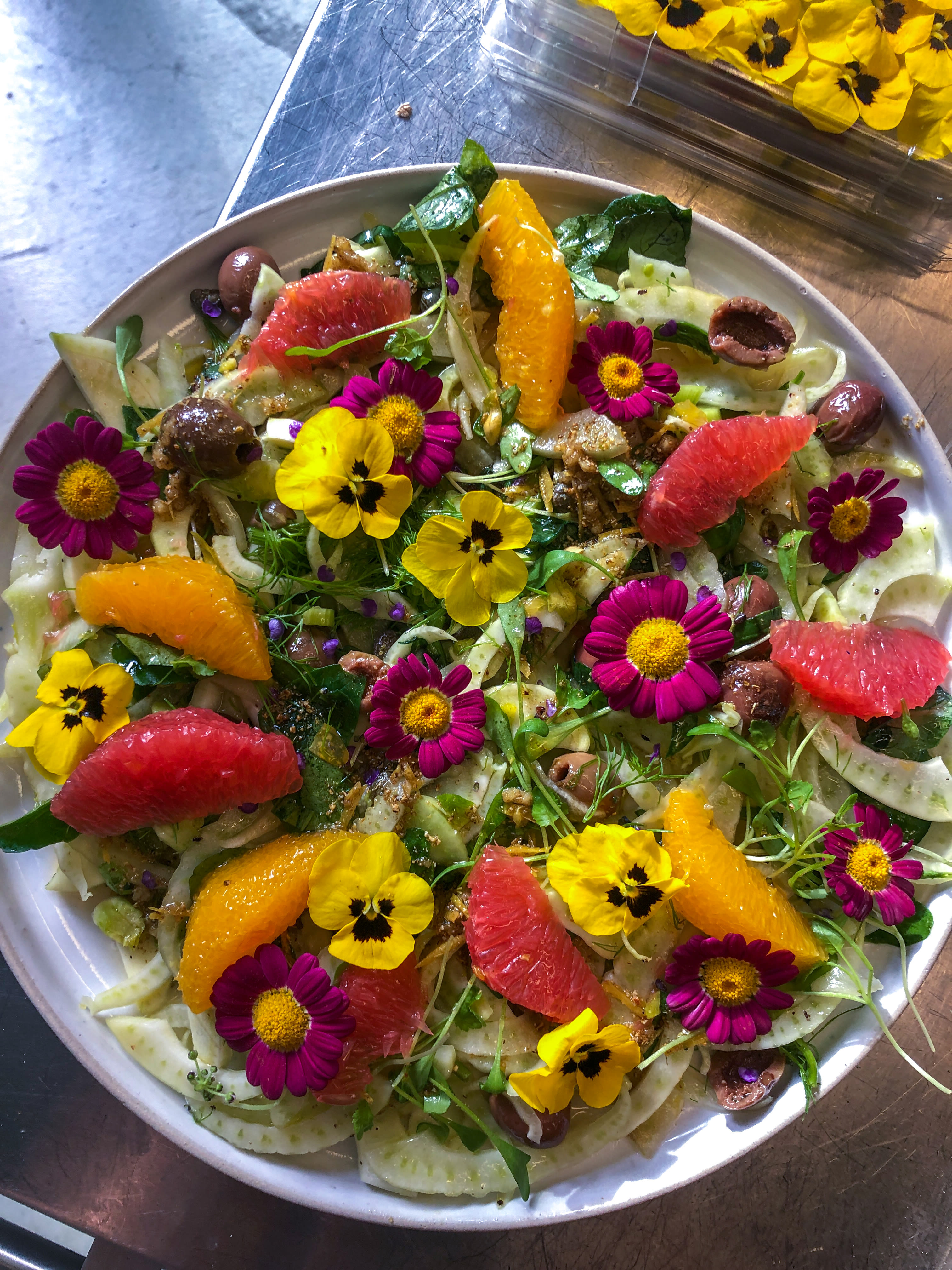 Fenchel-Zitrus-Salat mit Tomaten & Blüten Rezept 