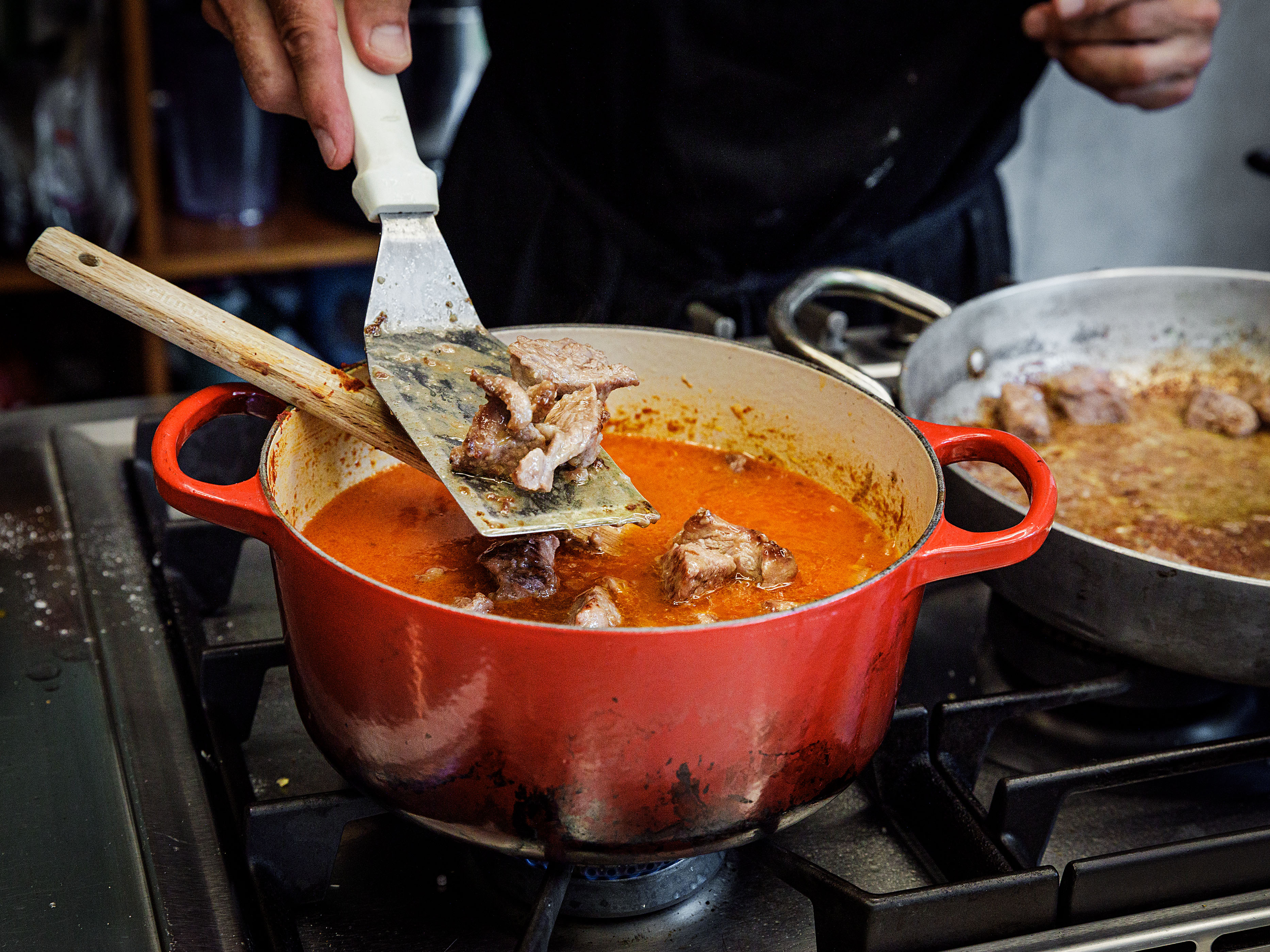 Schritt 2: Kalbfleisch für Kalbsrahmgulasch nach Andreas Caminada schmoren 