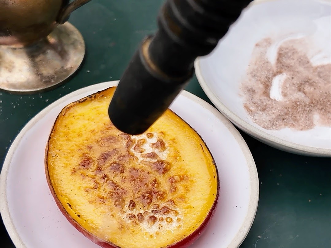 Schritt 3: Mango Crème Brulée karamellisieren   