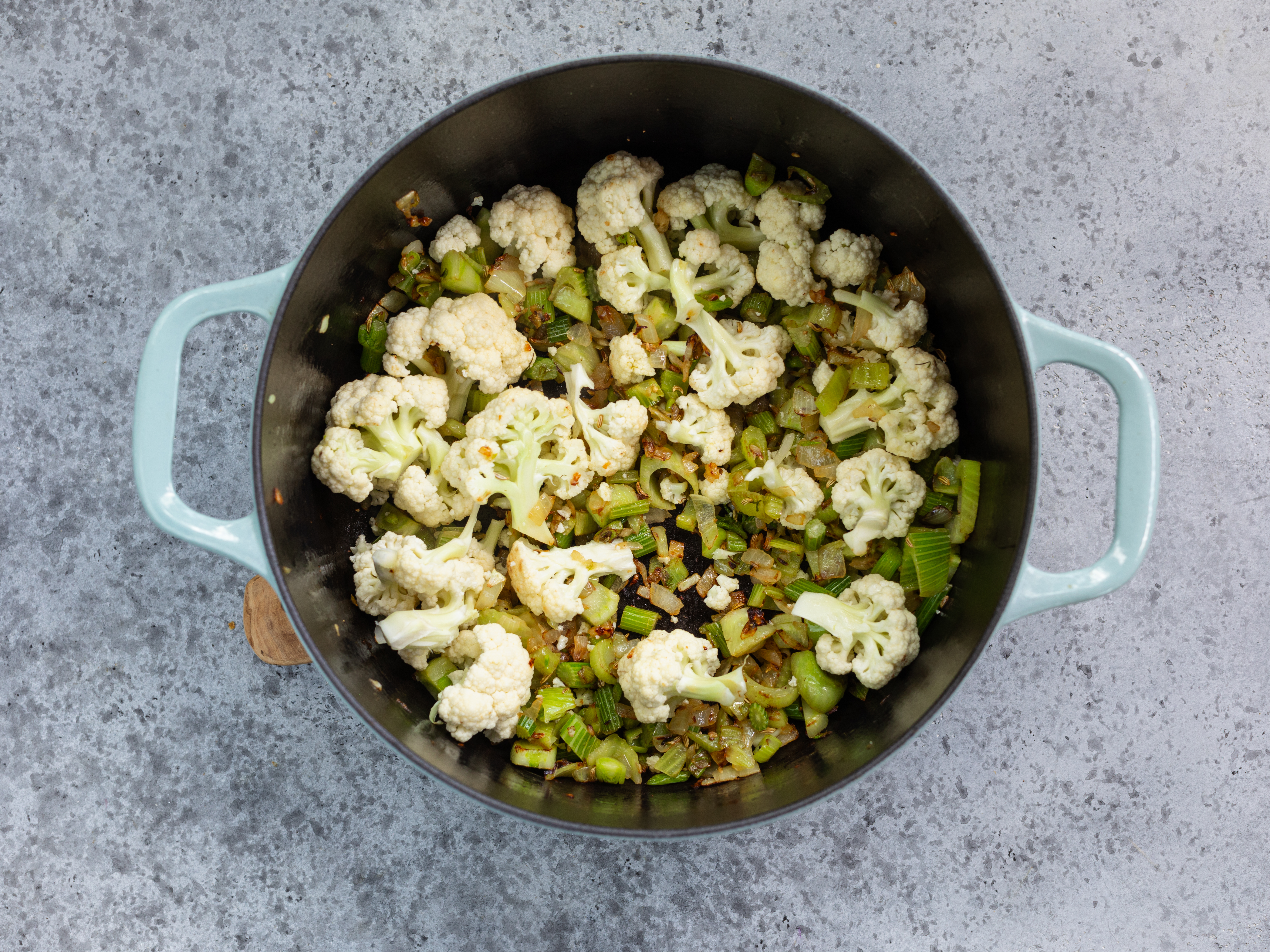 Schritt 2: Suppe für cremige Blumenkohl-Fenchel Suppe kochen  