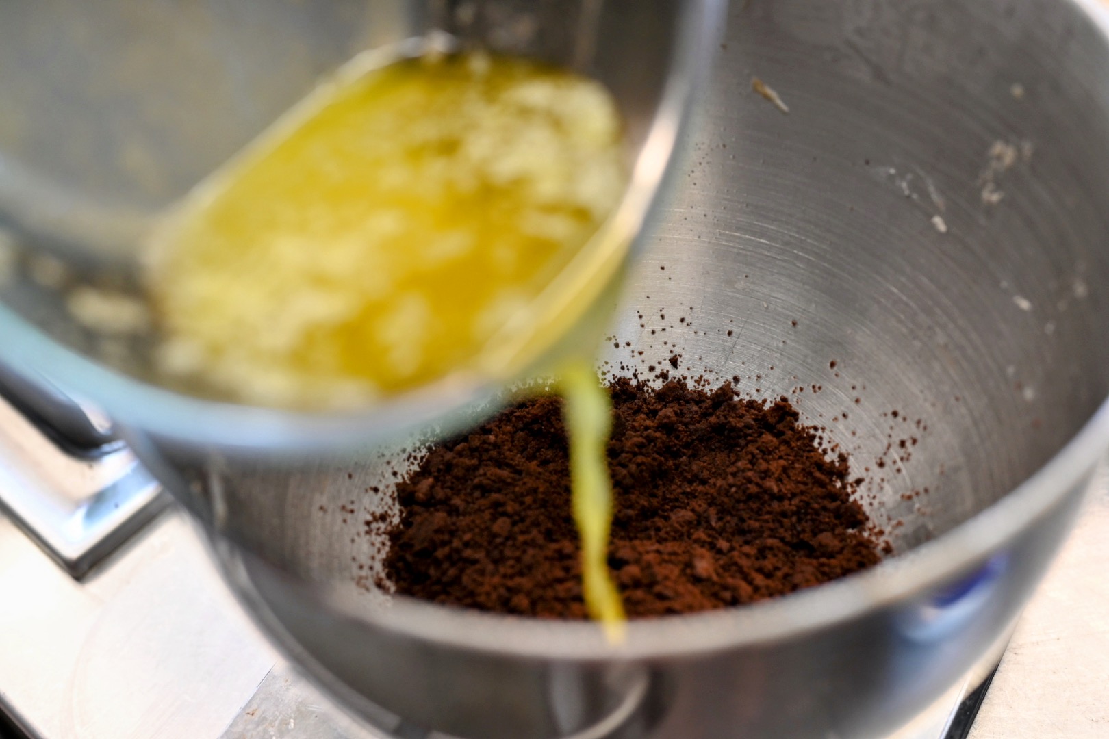 Schritt 1: Etwa 100 g davon fein zerkrümeln und mit 40 g zerlassener Butter zu einem Teig vermischen