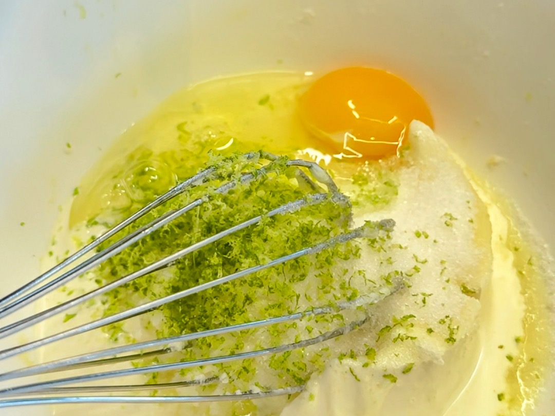 Schritt 3: Füllung für Sportler-Kokos-Limetten Cheesecake zubereiten und backen