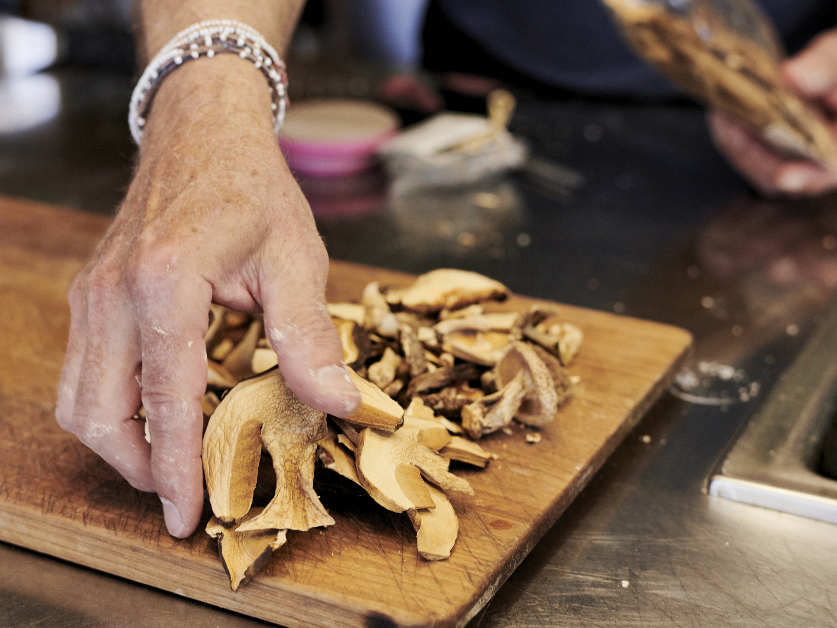 Schritt 3: Die festen Bestandteile der Pilze entfernen