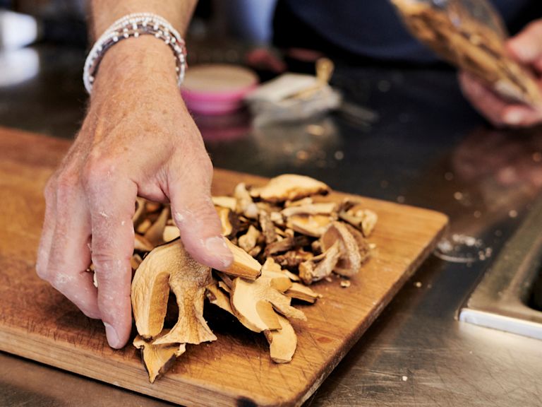 Schritt 3: Die festen Bestandteile der Pilze entfernen Schritt 3: Die festen Bestandteile der Pilze entfernen