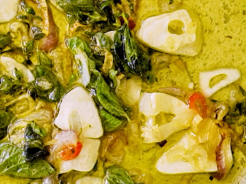 Schritt 2: Zwiebel-Kräuter-Mischung für Tintenfischsalat mit Chorizo zubereiten