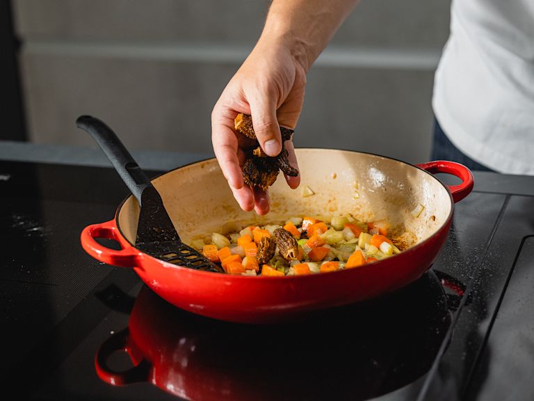 Schritt 1: Fleisch & Gemüse für Kalbsvoressen mit Morcheln anbraten Schritt 1: Fleisch & Gemüse für Kalbsvoressen mit Morcheln anbraten