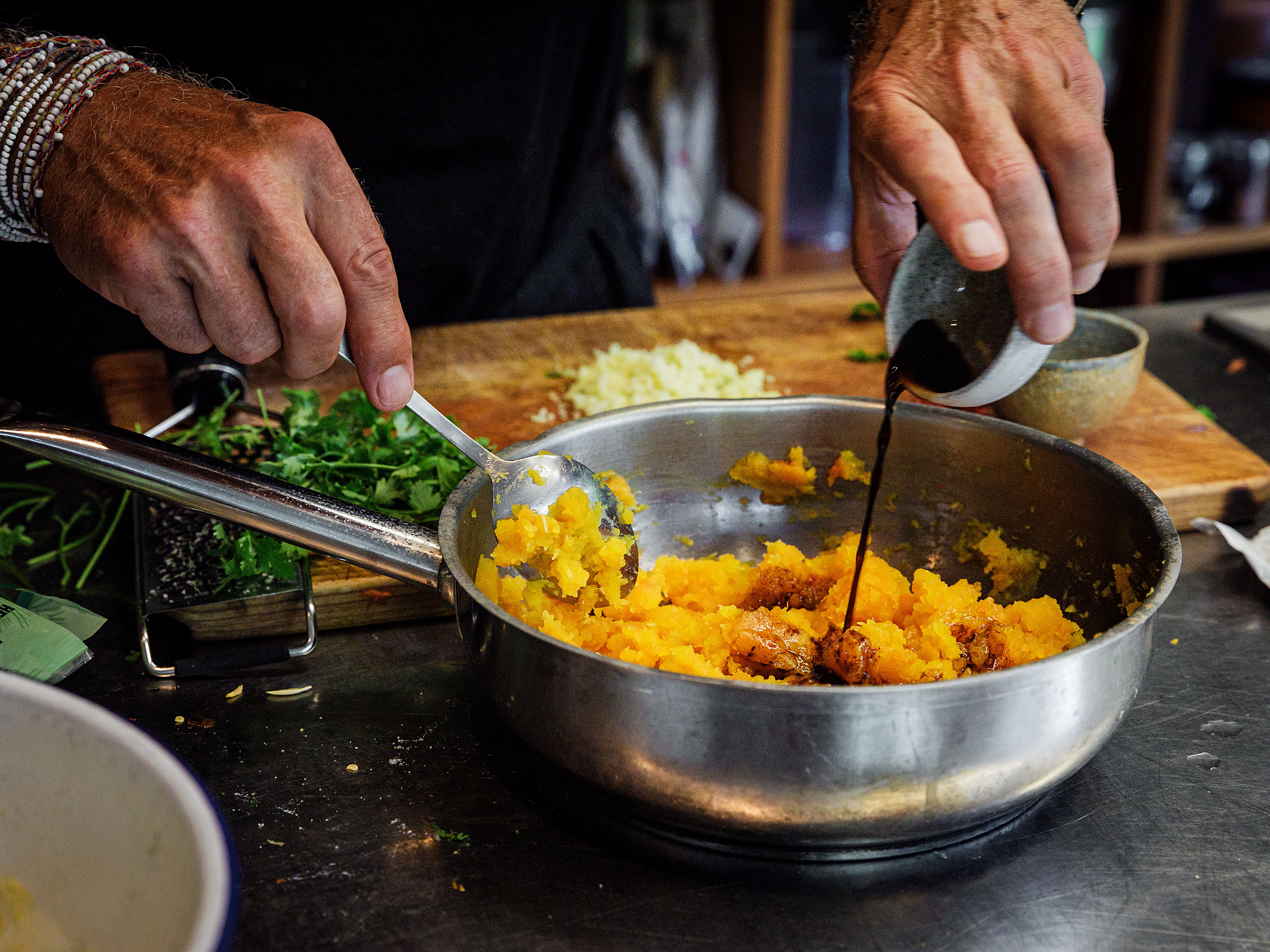 Schritt 2:  Kürbis für Kürbis mit Ingwer, ofengeschmorten Tomaten und Burrata würzen