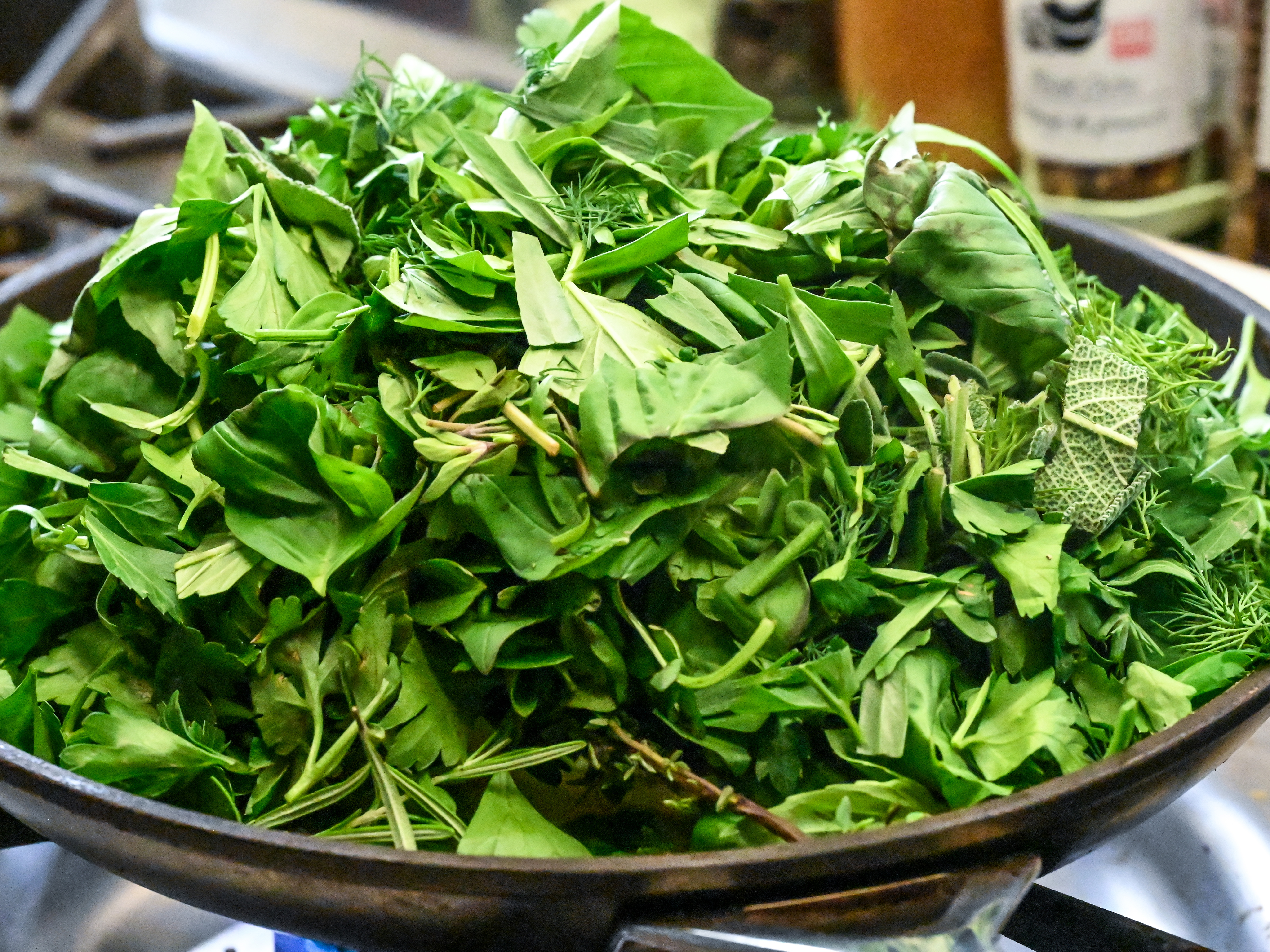 Schritt 2: Die Kräuter für das Kräuteröl dazugeben und einkochen.