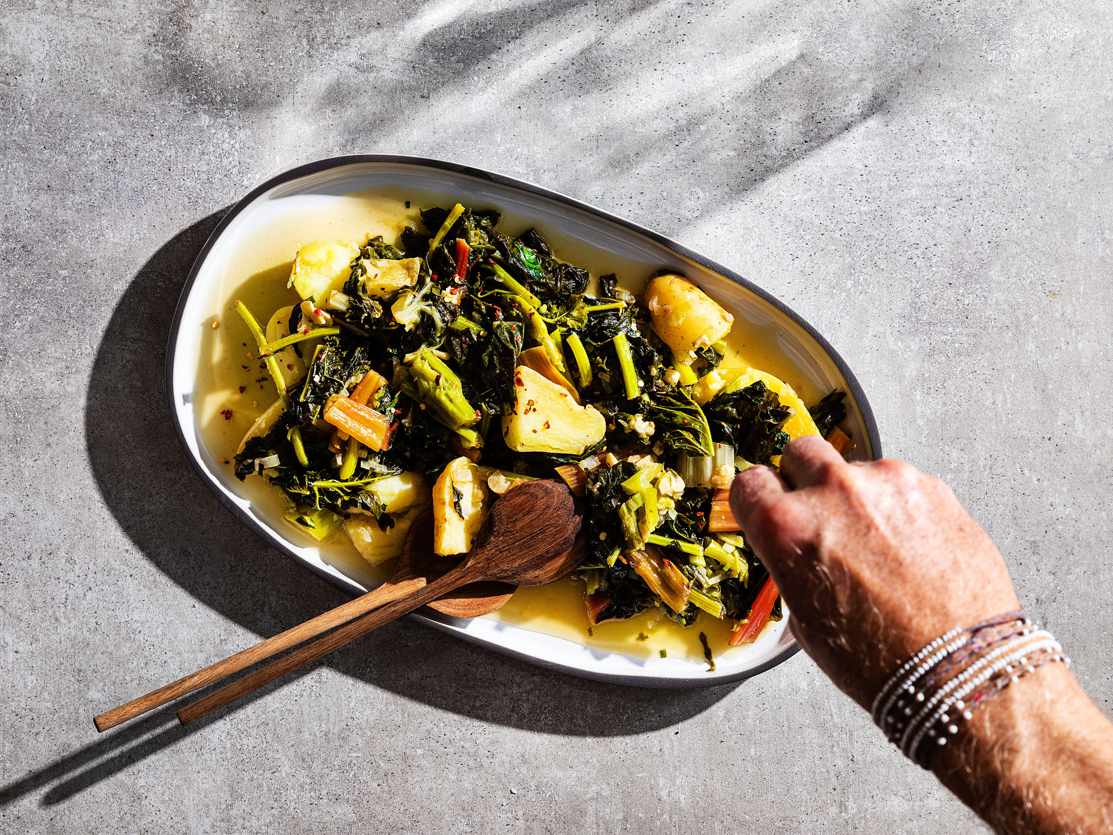 Schritt 3:  Wintergemüse in Knoblauchöl fertigstellen und anrichten