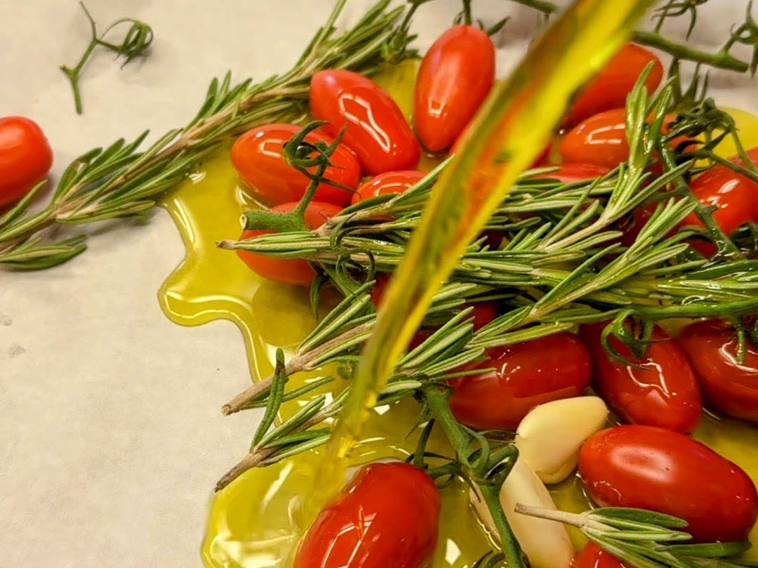 Schritt 1: Geröstete Tomatensauce für Schnelle Röstdatterini Pasta zubereiten 