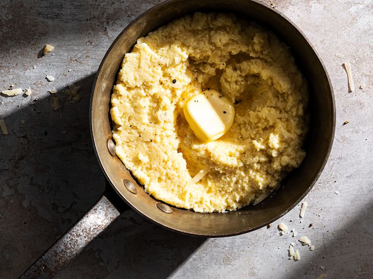 Schritt 2: Pfanne vom Herd nehmen, Rahm und Parmesan unterrühren, abschmecken und mit Muskatnuss bestreuen Schritt 2: Pfanne vom Herd nehmen, Rahm und Parmesan unterrühren, abschmecken und mit Muskatnuss bestreuen