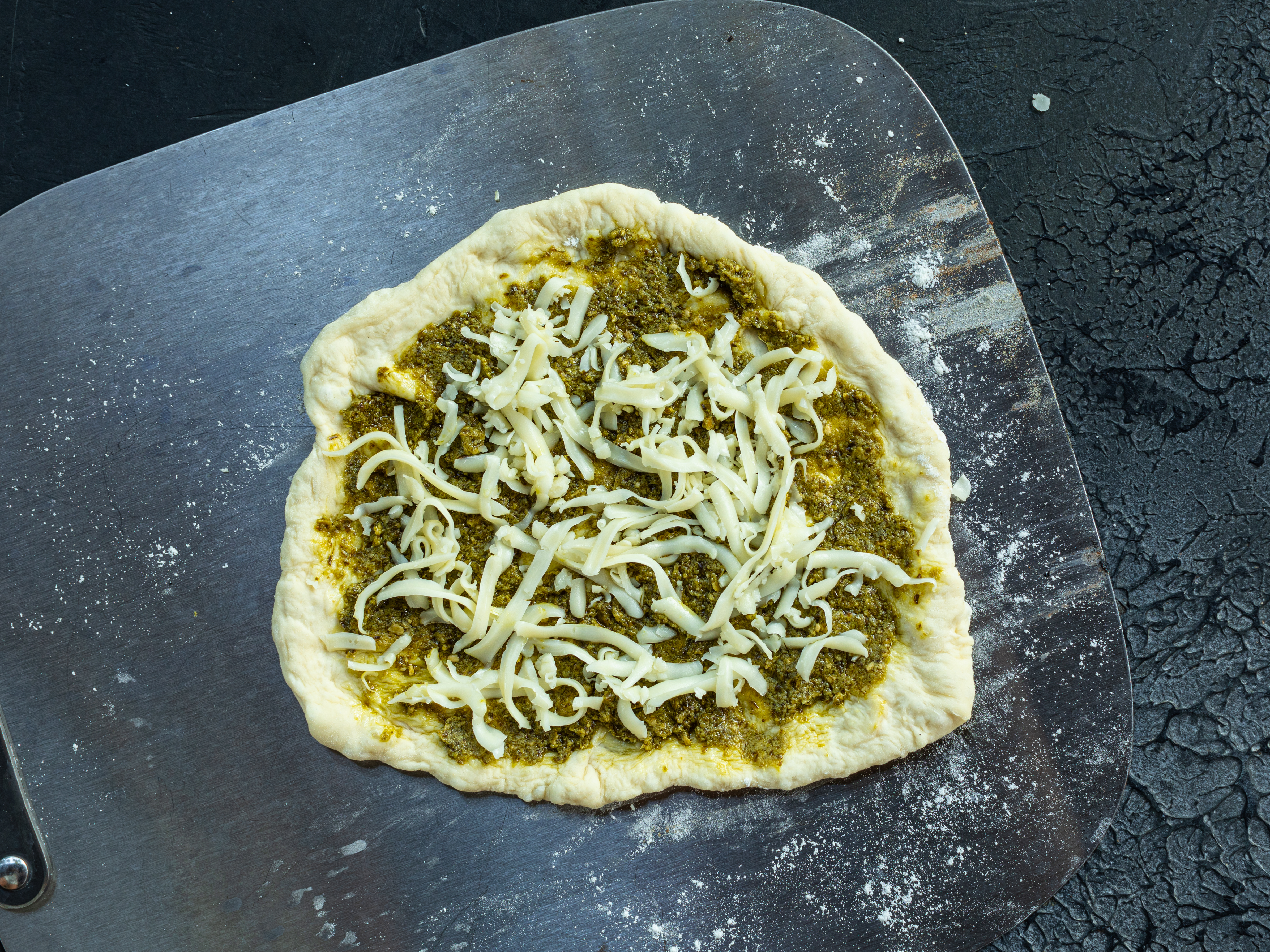 Schritt 2: Pizza mit Artischocke und Spinat belegen