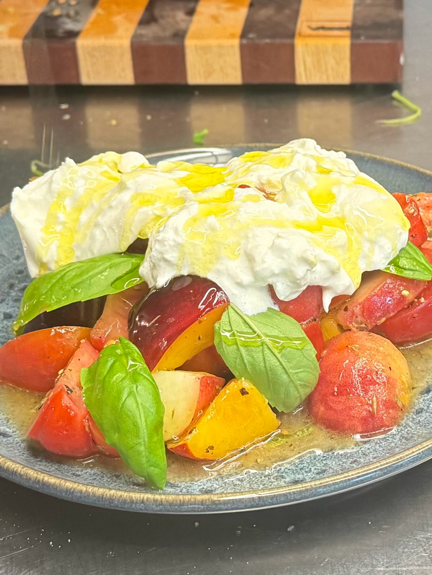 Tomaten-Pfirsichsalat mit Burrata Rezept