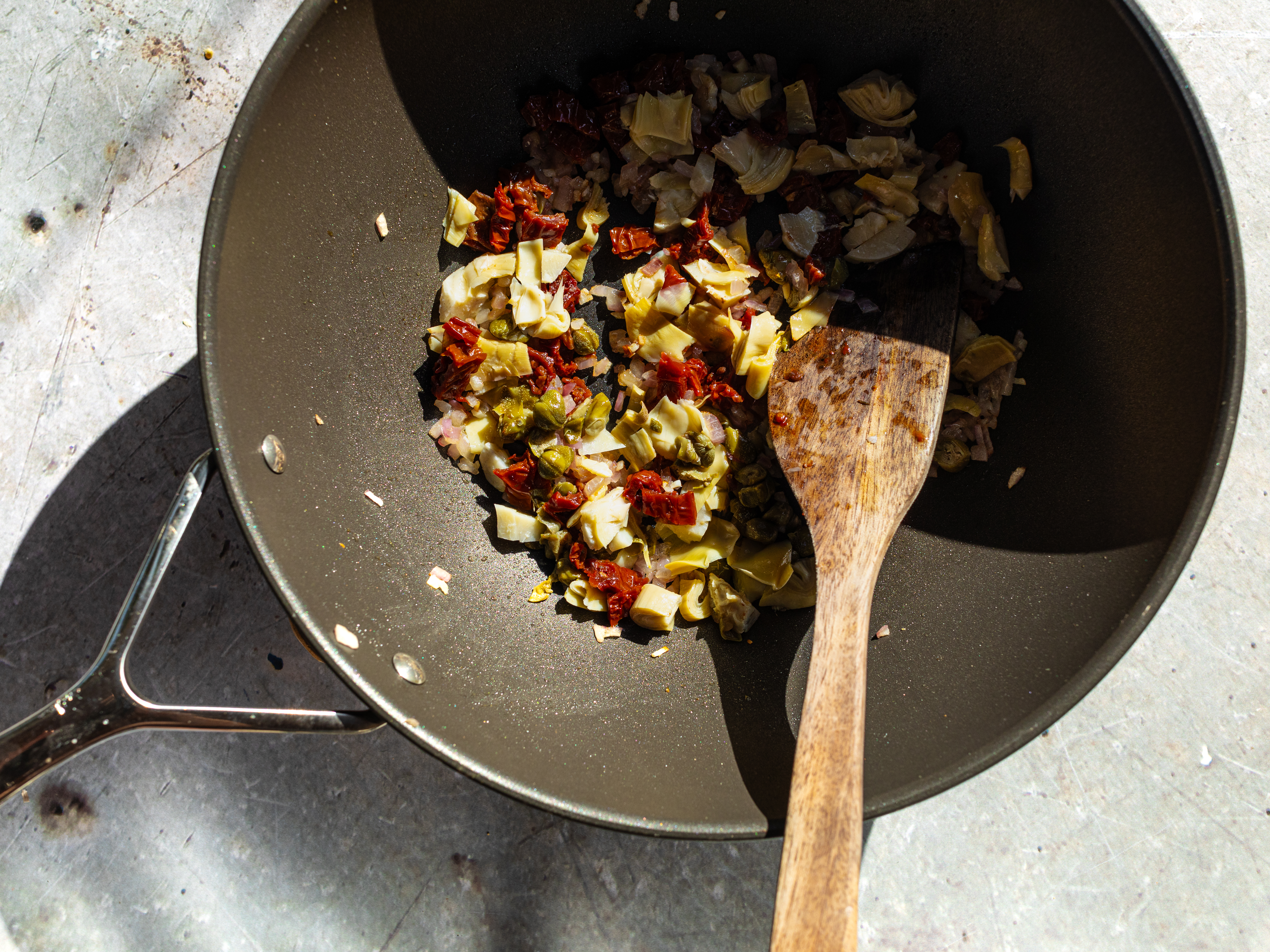 Schritt 3: Getrocknete Tomaten, Artischocken, Kapern, die Hälfte der gewürfelten Tomaten, Oregano, Salz und Pfeffer hinzufügen