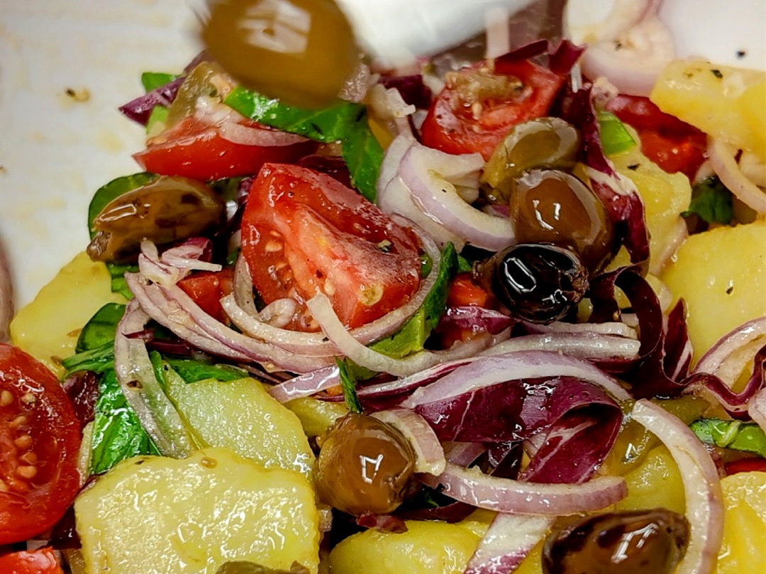 Schritt 2: Anrichten von Mediterranen Kartoffelsalat 