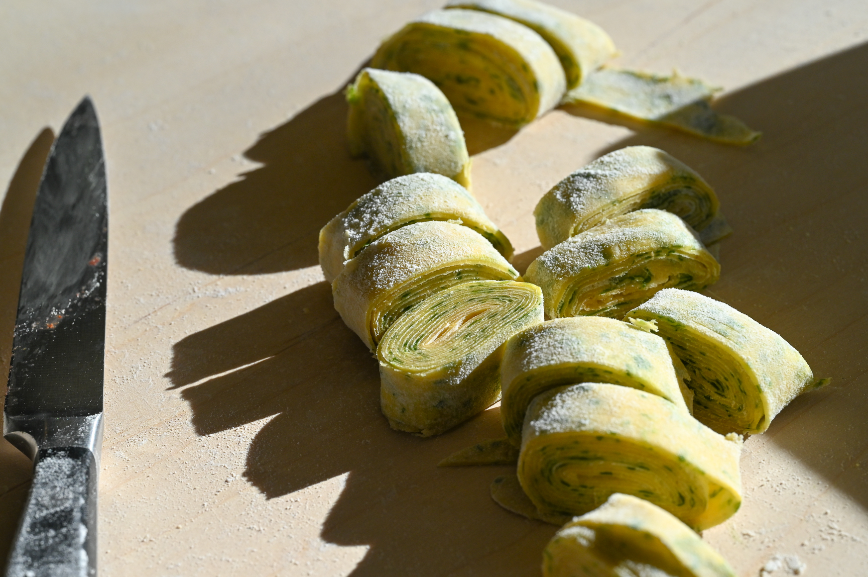 Schritt 4: Die fertigen Teigblätter zusammenrollen und von Hand mit einem scharfen Messer zu zirka 12 mm breiten Pappardelle schneiden.