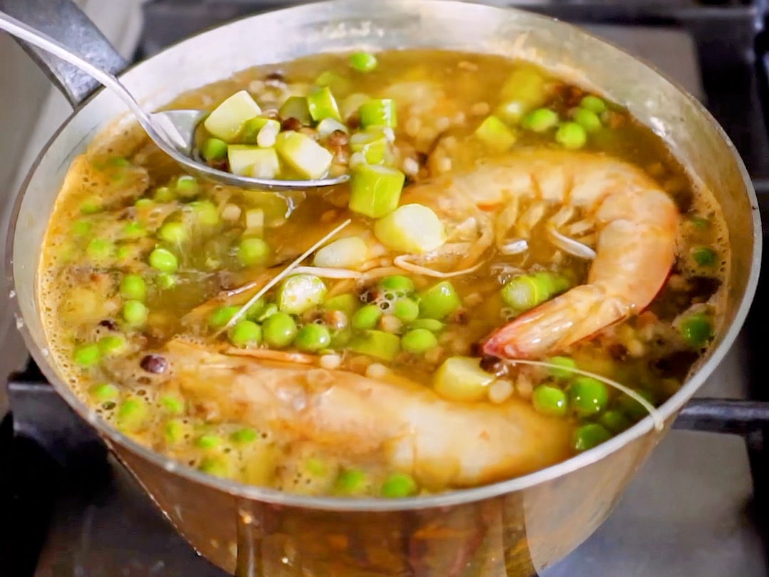 Schritt 2:  Brodetto für Fregola Sarda mit Spargeln und Erbsen verfeinern  