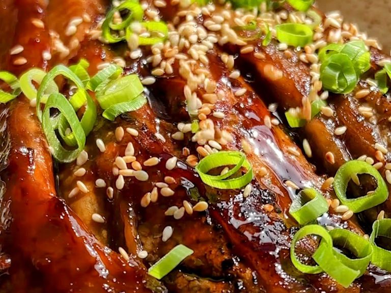 Schritt 2: Aubergine für Miso-glasierte Aubergine anbraten und karamellisieren Schritt 2: Aubergine für Miso-glasierte Aubergine anbraten und karamellisieren