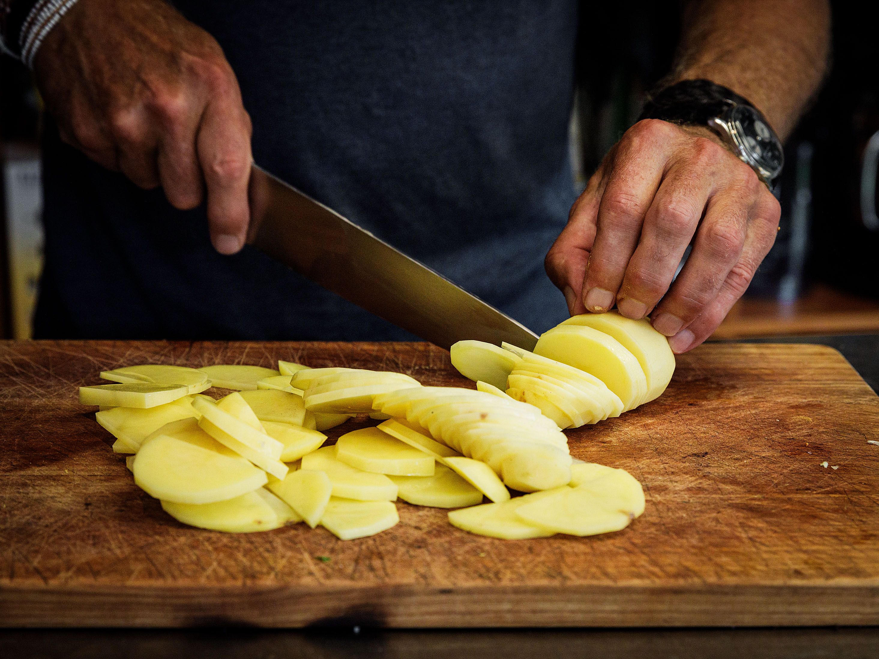 Schritt 1: Kartoffeln für Kartoffelgratin mit Trüffel vorbereiten 