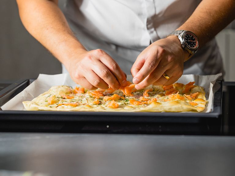 Schritt 2: Flammkuchen mit Rauchlachs, Frischkäse und Dill backen & anrichten Schritt 2: Flammkuchen mit Rauchlachs, Frischkäse und Dill backen & anrichten