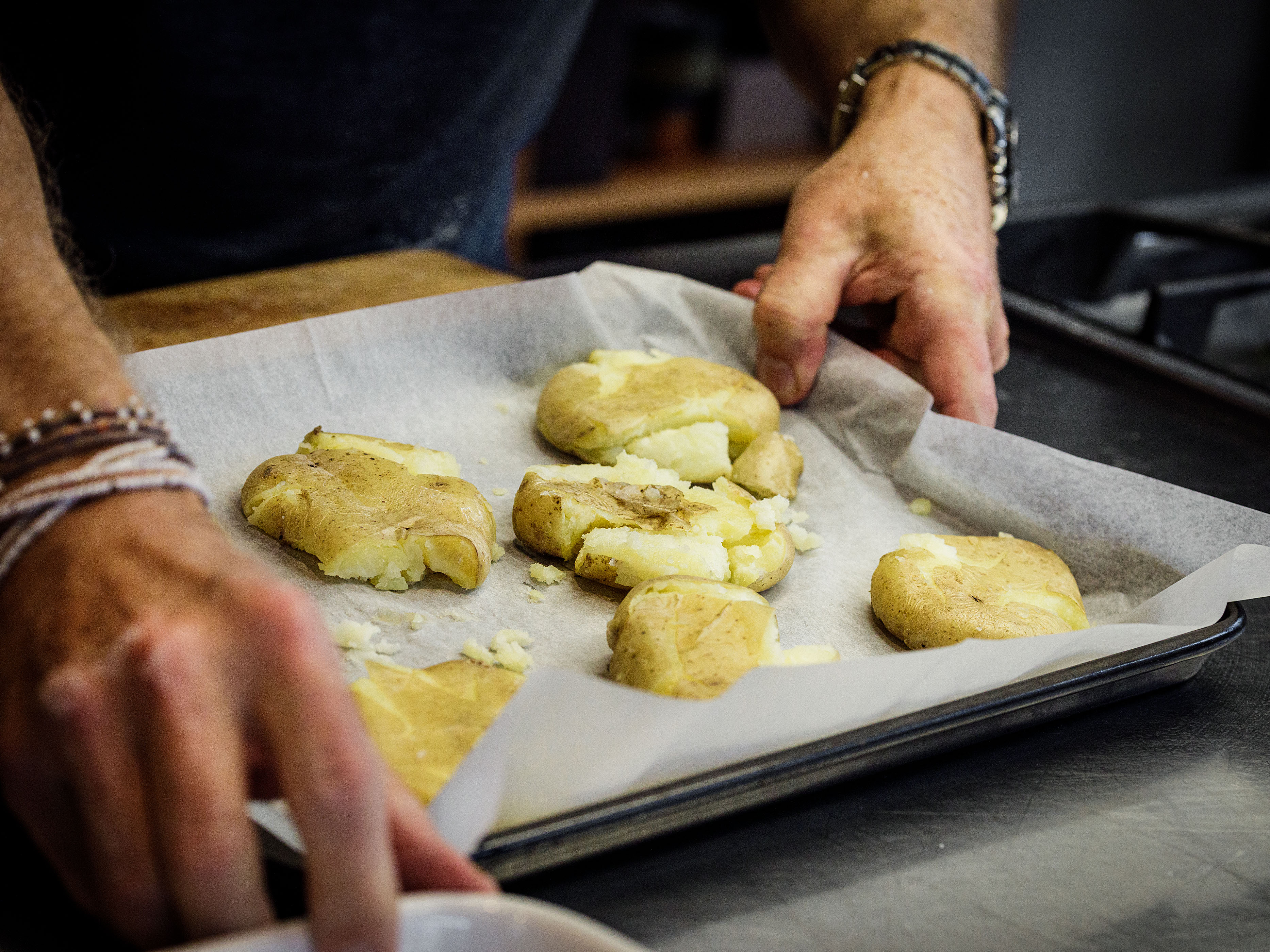 Schritt 2: Kartoffeln auf Backpapier stellen