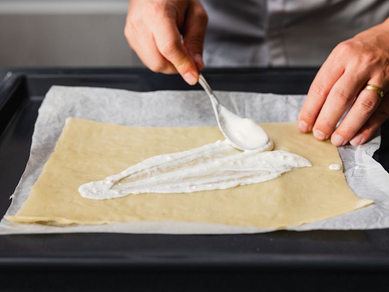 Schritt 2: Crème fraîche abschmecken und bestreichen Schritt 2: Crème fraîche abschmecken und bestreichen
