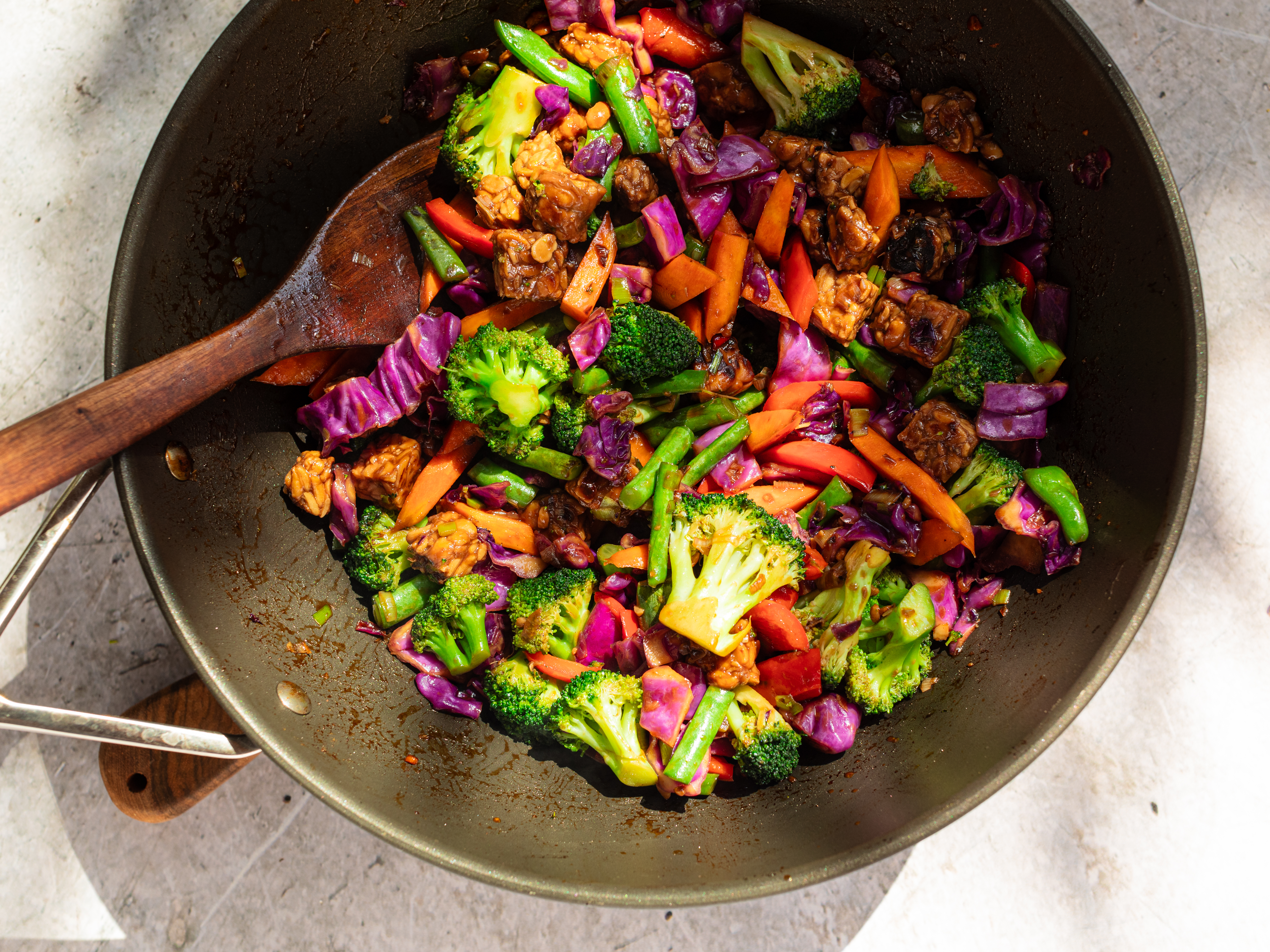 Schritt 4: Tempeh und Gemüse für Rotkohl-Tempeh Pfanne zubereiten  