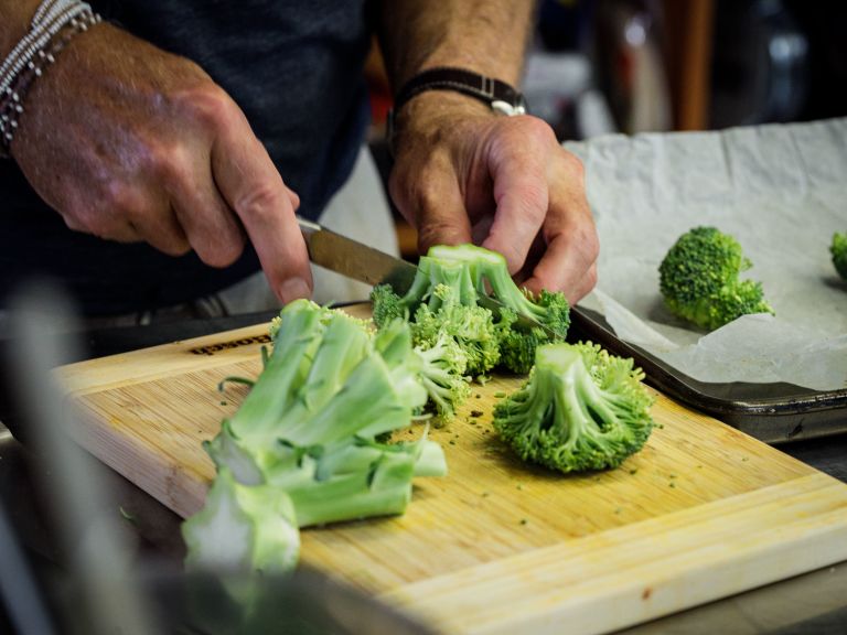 Schritt 1: Broccoli rüsten und schmoren