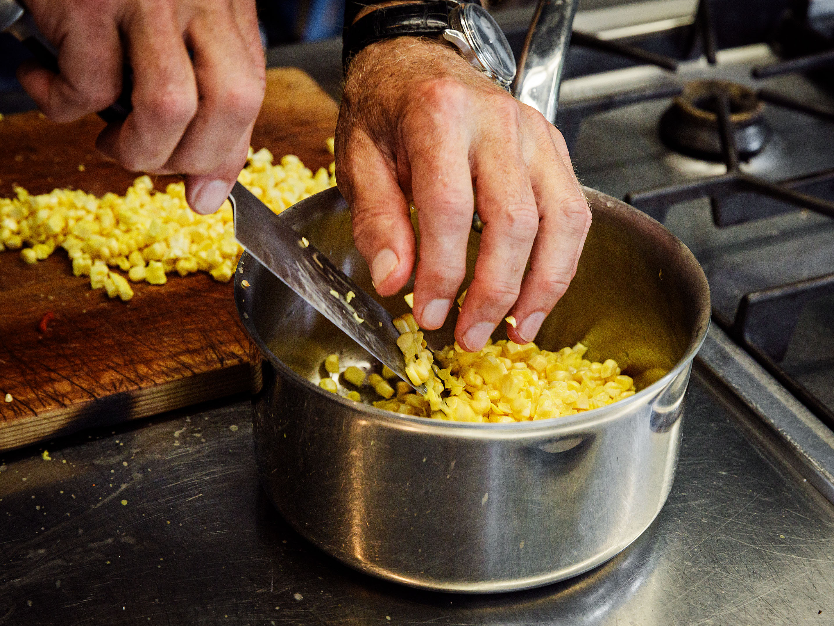Schritt 1:  Mais für Goldene Polenta mit Steinpilzen und Trüffeln rüsten 