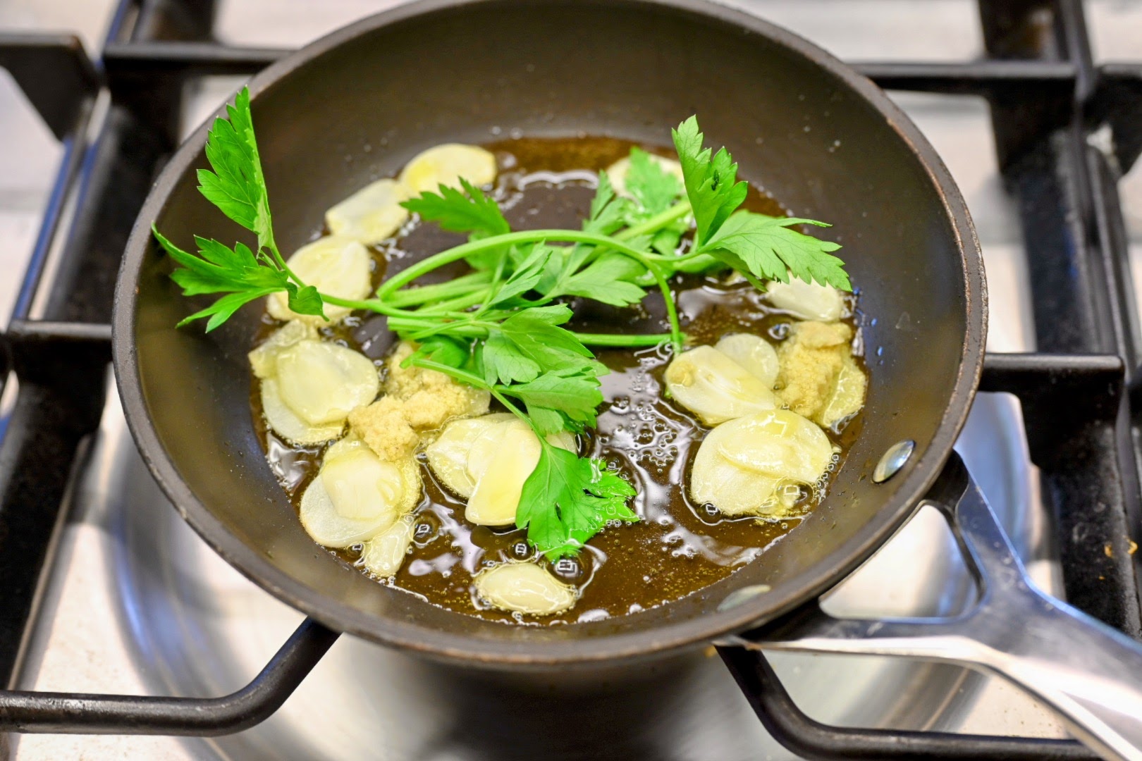 Schritt 2:Sauce  für Röst-Spitzkohl mit Chili Crisp-Ginger-Tomaten Salsa zubereiten und Kohl servieren