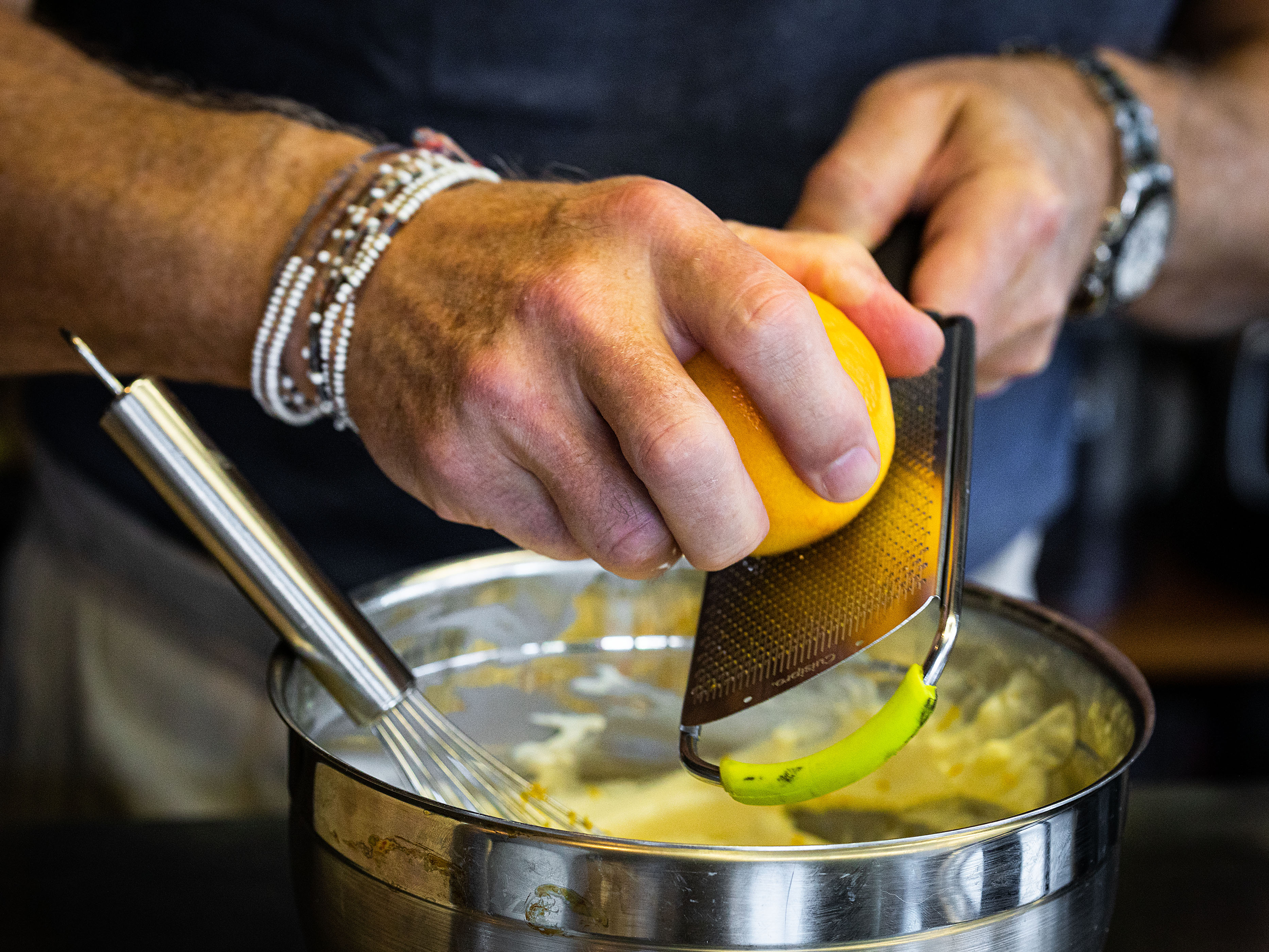 Schritt 2: Labneh mit den Vanillesamen, dem Honig und dem Orangensaft und -abrieb gut verrühren