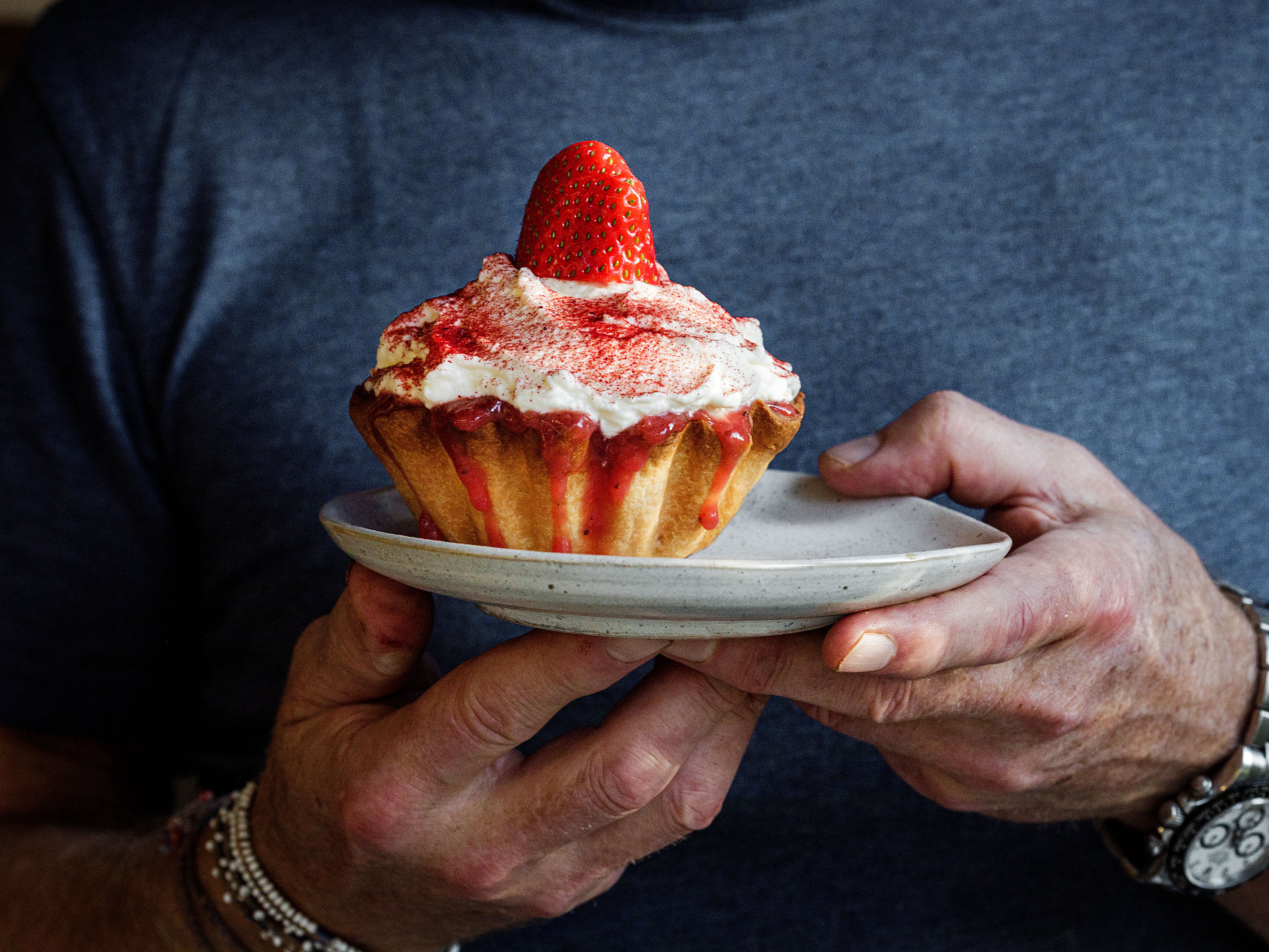 Schritt 5: Mit Erdbeerpulver oder Randenpulver bestreuen