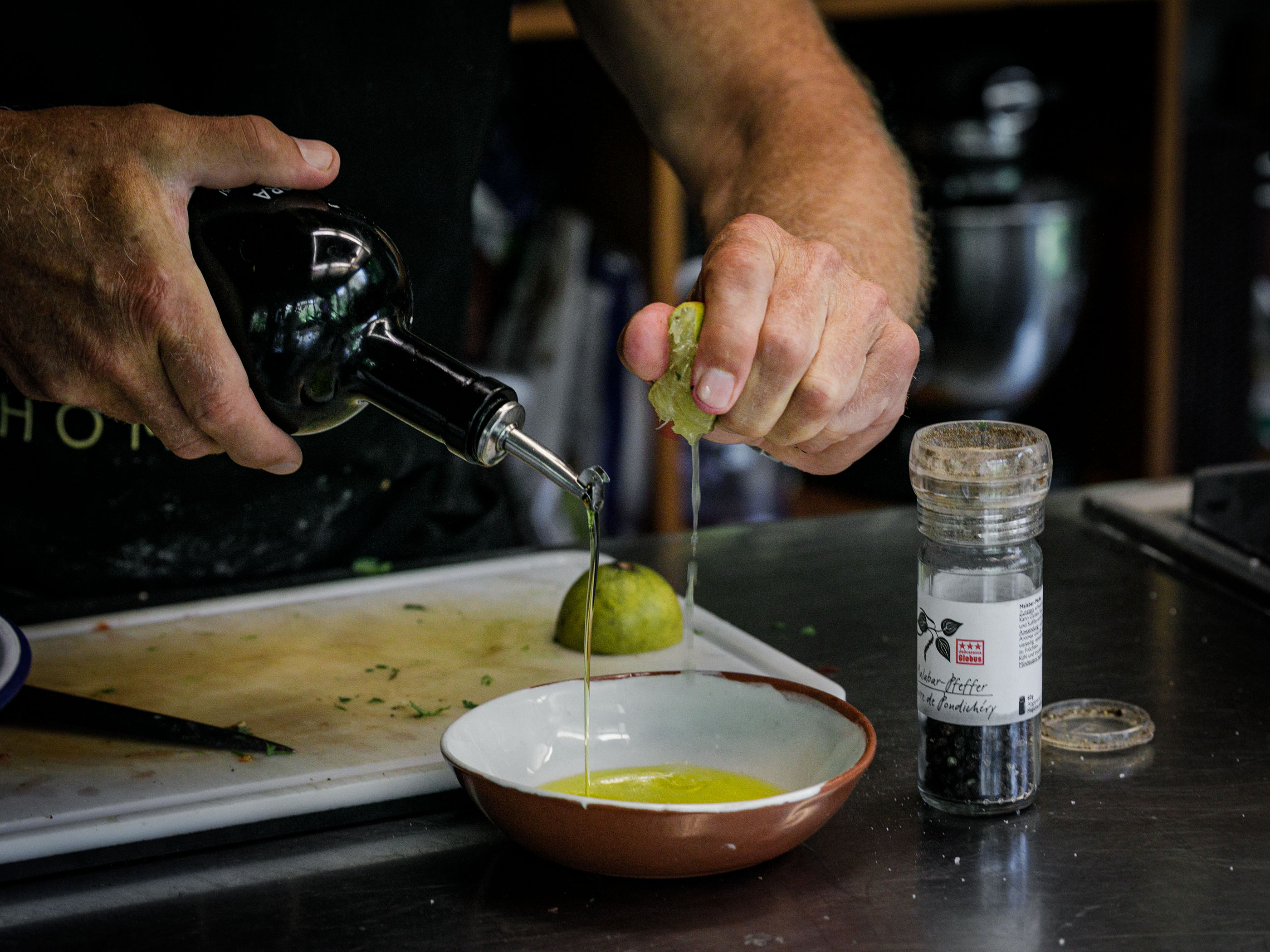 Schritt 2:  Limetten-Vinaigrette für Persischer Gurken-Tomaten-Zwiebel Salat zubereiten und anrichten.