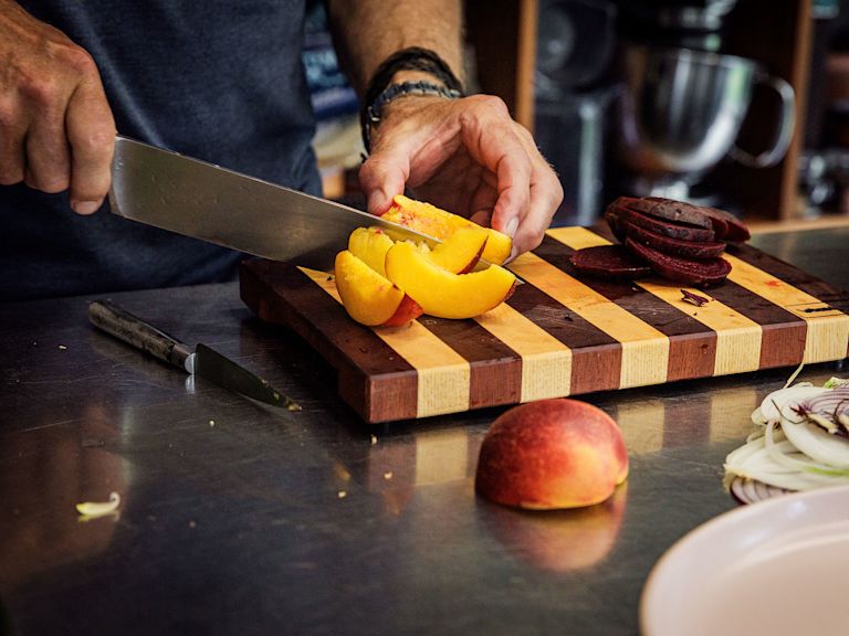 Schritt 2: Die Nektarine mit einem scharfen Messer in Spalten schneiden Schritt 2: Die Nektarine mit einem scharfen Messer in Spalten schneiden