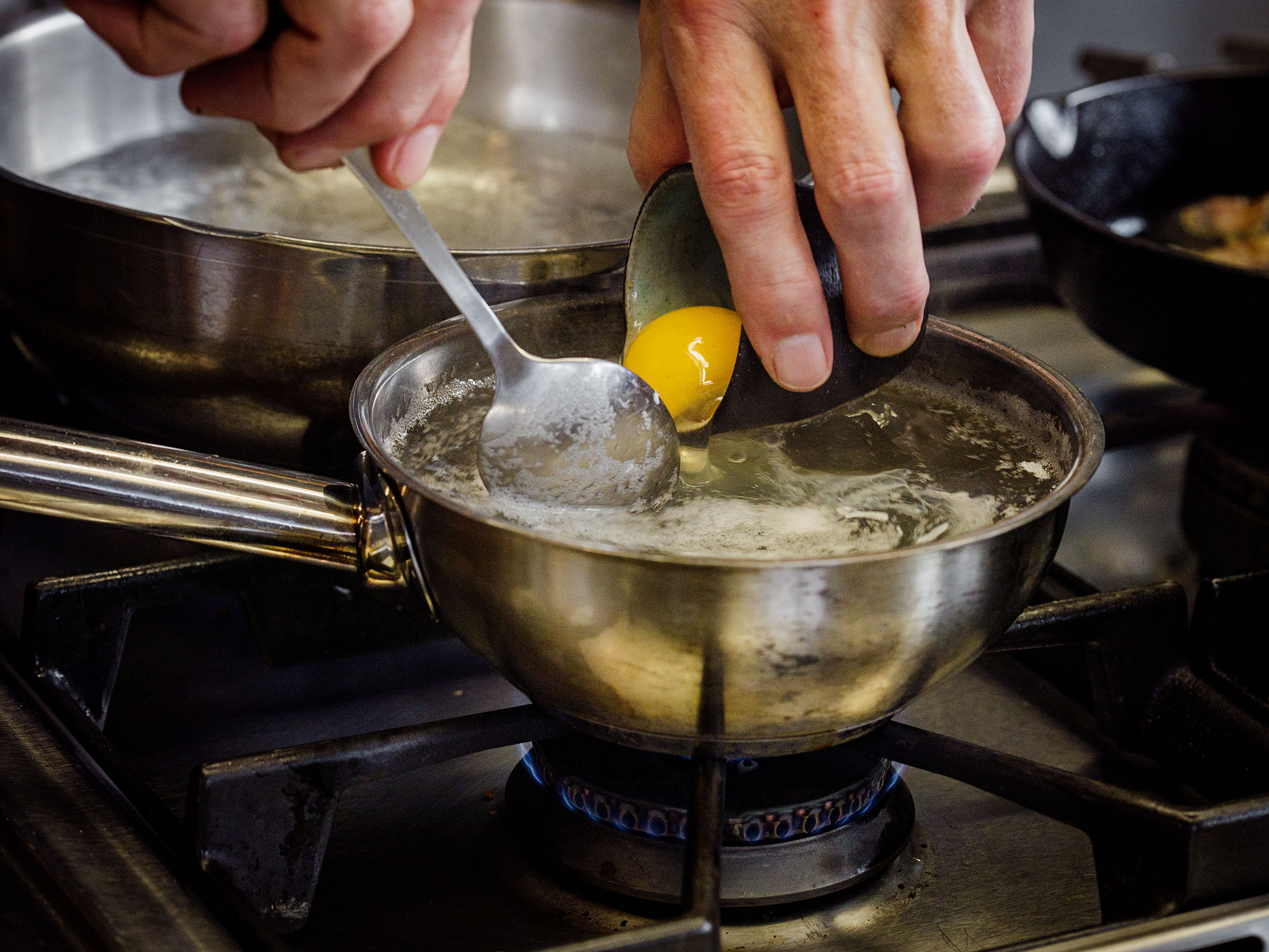 Schritt 3: Speck braten und Eier pochieren