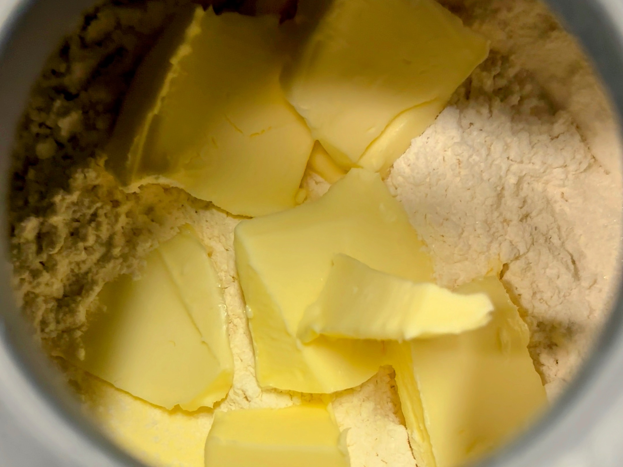 Schritt 1: Butter zugeben und so lange pulsieren, bis der Teig krümelig wird