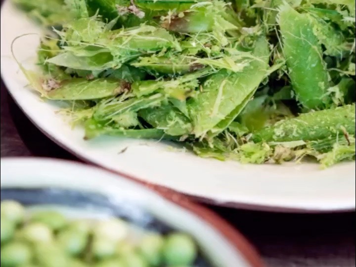 Schritt 1: Erbsen für Erbsenrisotto mit Burrata vorbereiten 