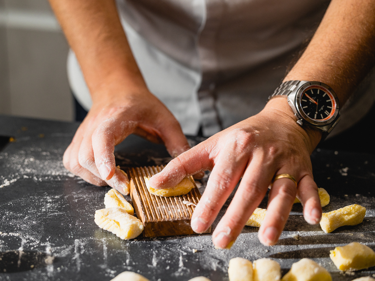 Schritt 1: Gnocchi für Gnocchi mit Erbsen-Minz-Pesto und gerösteten Haselnüssen zubereiten 