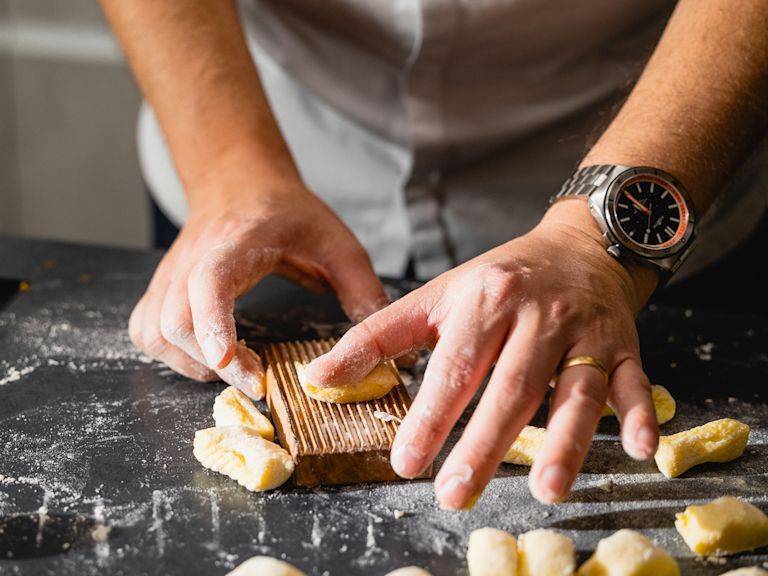 Schritt 1: Gnocchi für Gnocchi mit Erbsen-Minz-Pesto und gerösteten Haselnüssen zubereiten Schritt 1: Gnocchi für Gnocchi mit Erbsen-Minz-Pesto und gerösteten Haselnüssen zubereiten