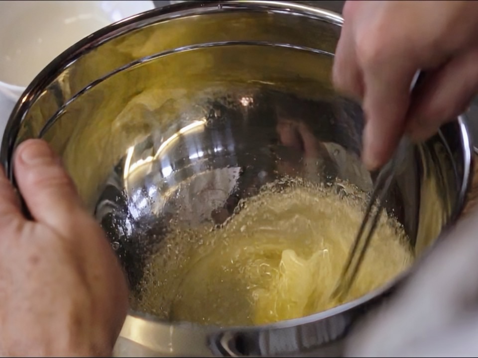 Schritt 2: Eier- und Crememischung für Cremige Zitronen-Mousse zubereiten   