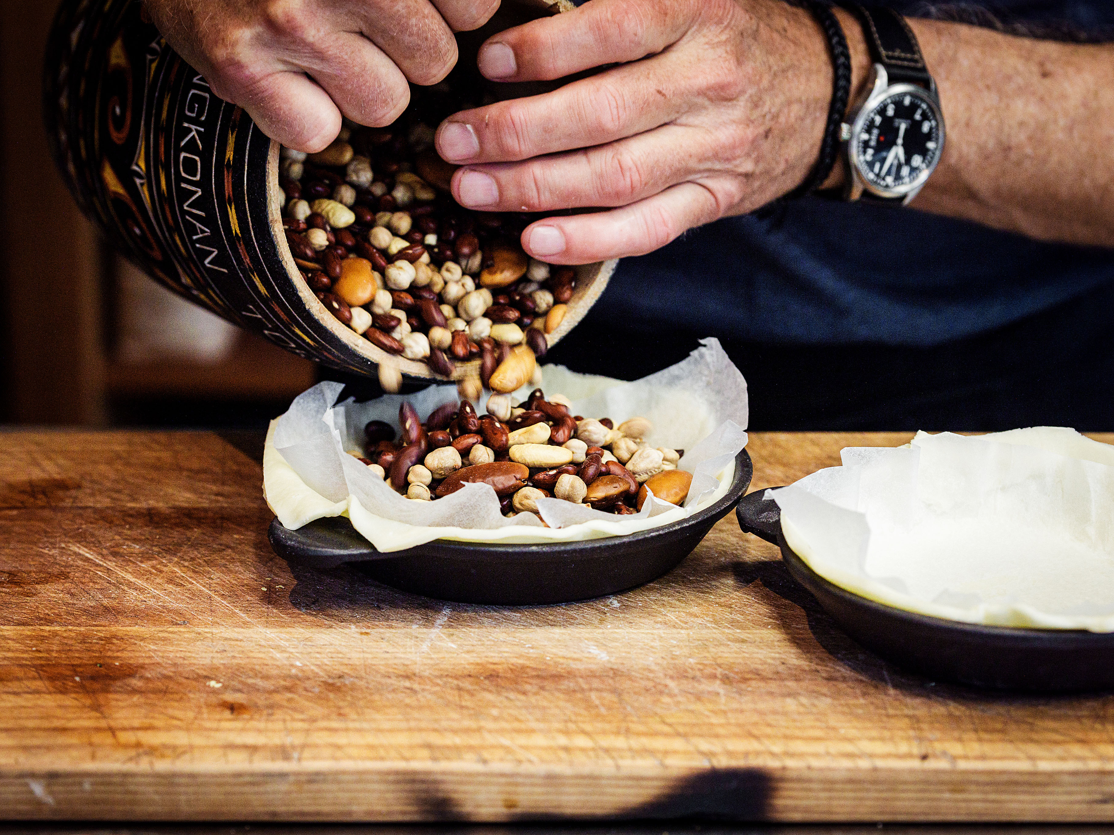 Schritt 3: Teig für Vanille-Himbeer Crème brûlée Tartelettes blind backen