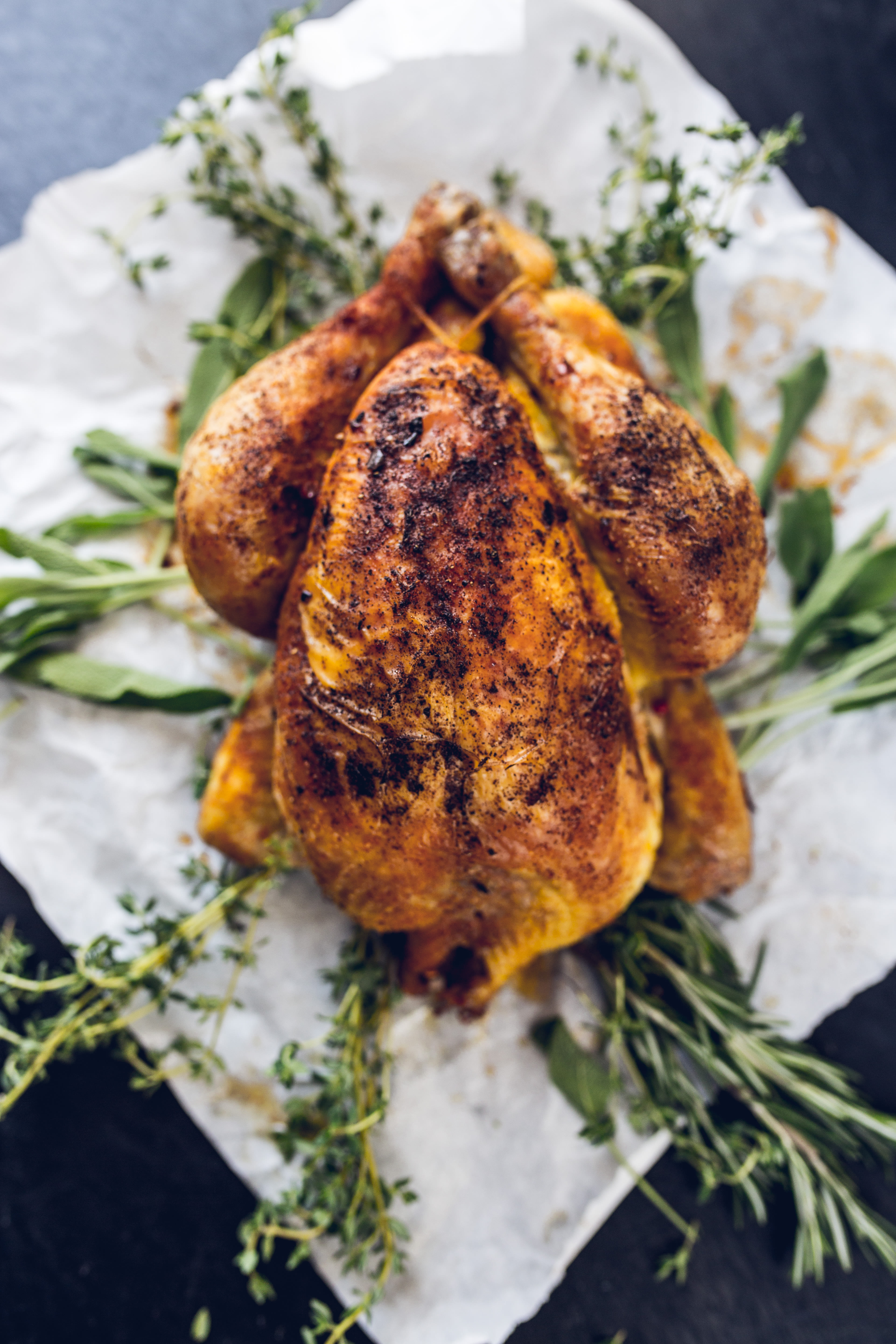 Ganzes Poulet gefüllt mit Kräuter Zutaten