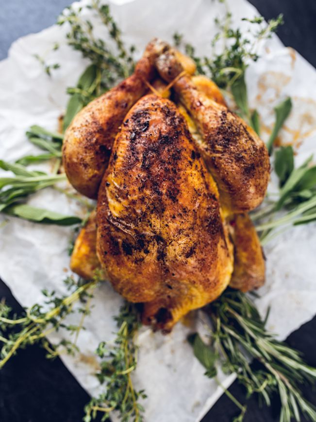 Ganzes Poulet gefüllt mit Kräuter Zutaten Ganzes Poulet gefüllt mit Kräuter Zutaten