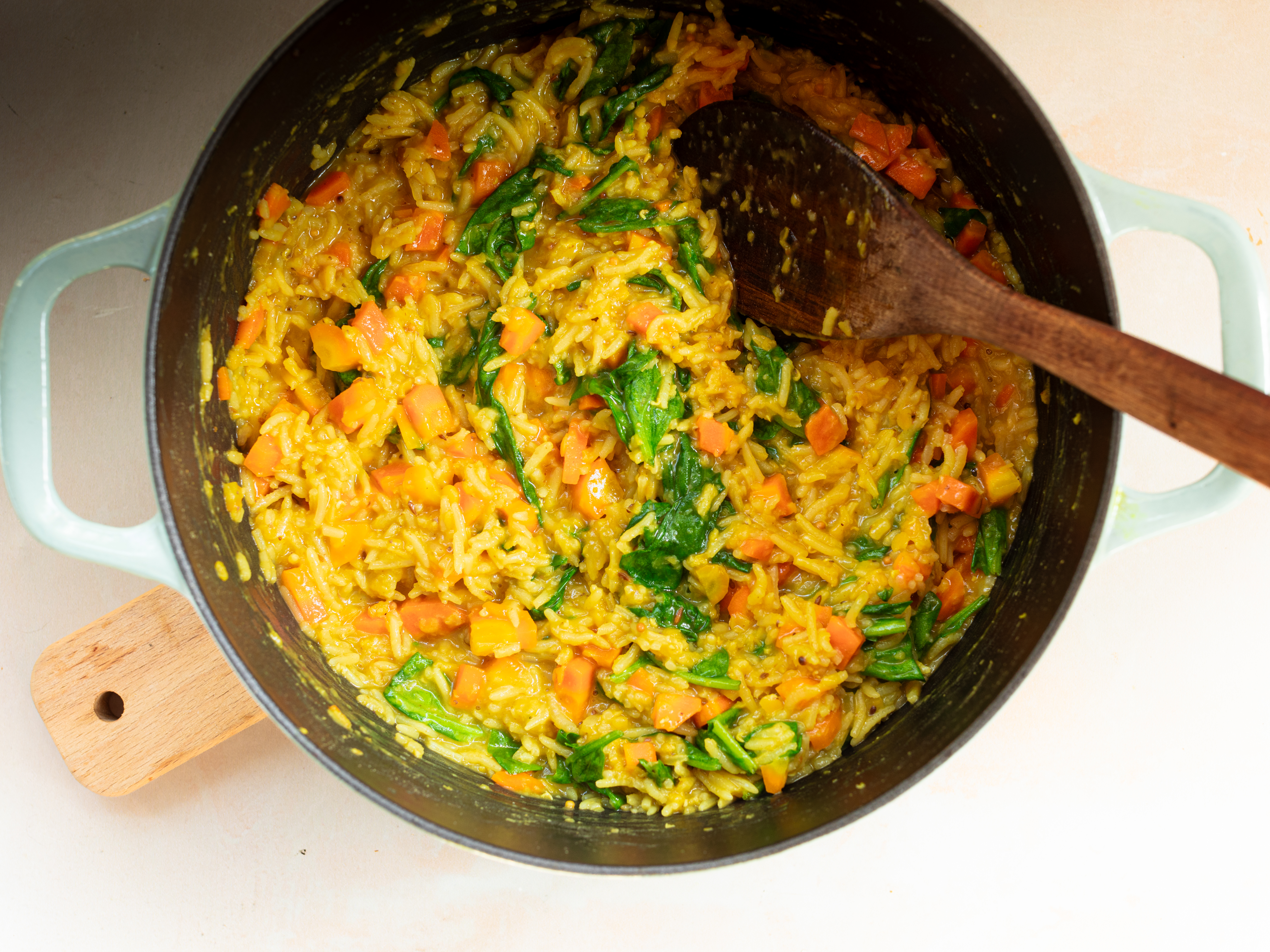 Schritt 4: Den gewaschenen und abgetropften Baby-Spinat unterrühren und kurz warten, bis er zusammenfällt