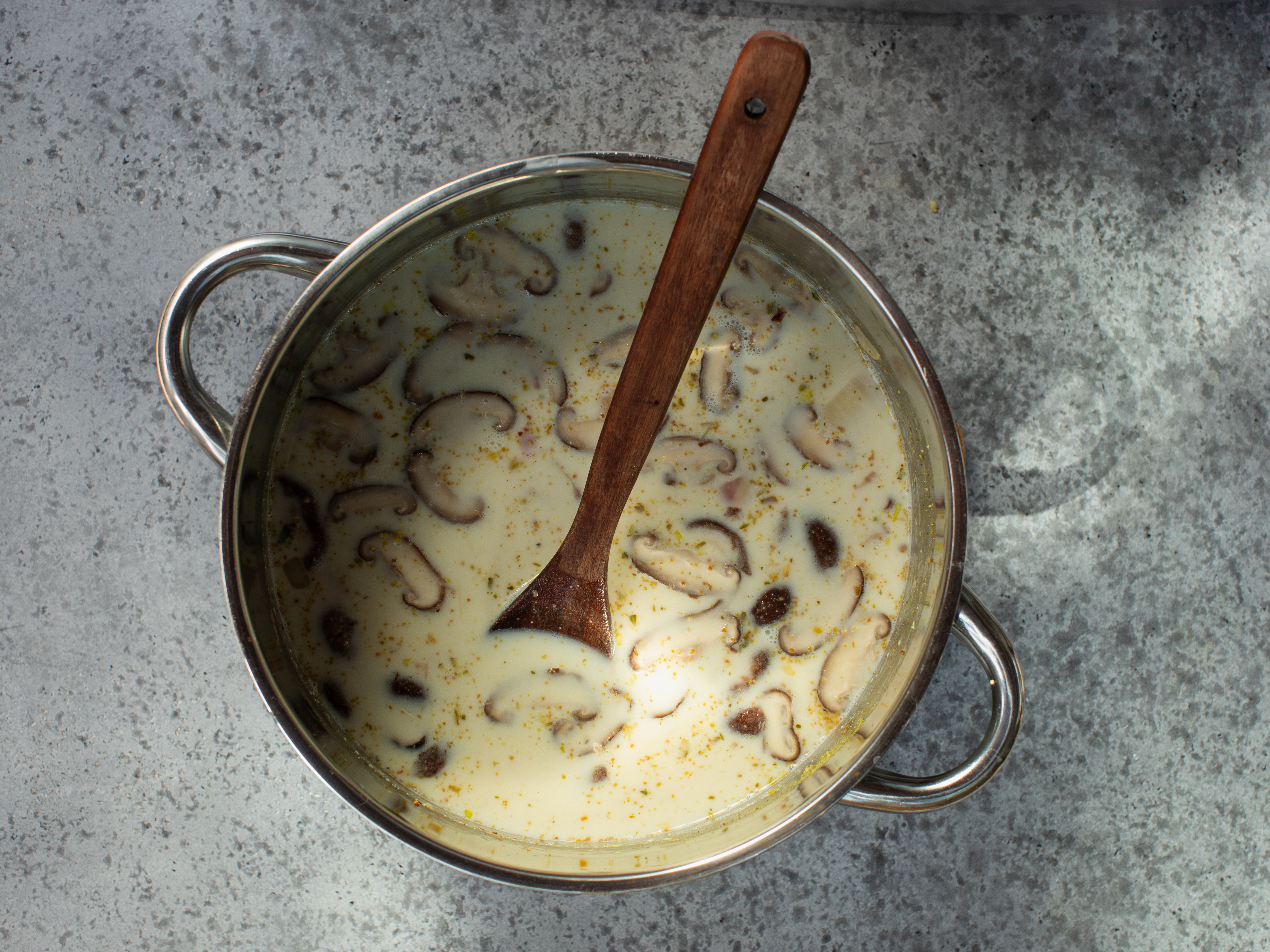Schritt 2: Brühe für Cremige Kokos-Ramen kochen 