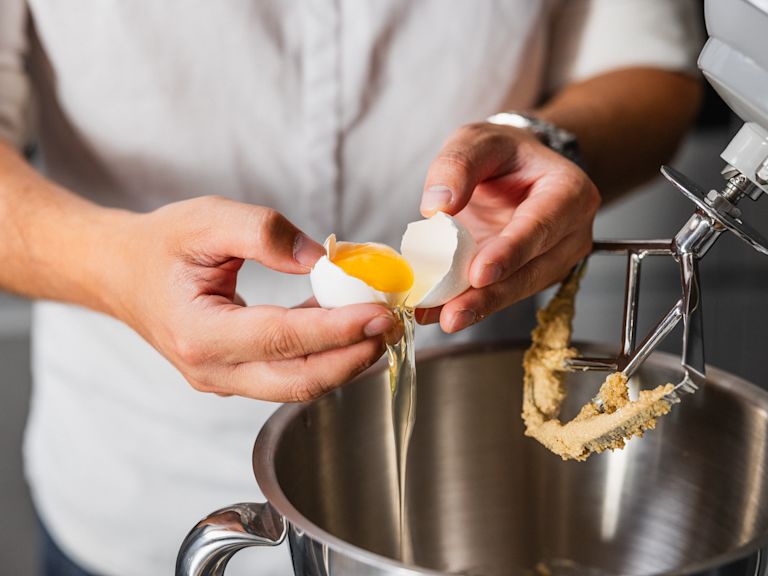 Schritt 2: Ei und Vanille beigeben Schritt 2: Ei und Vanille beigeben