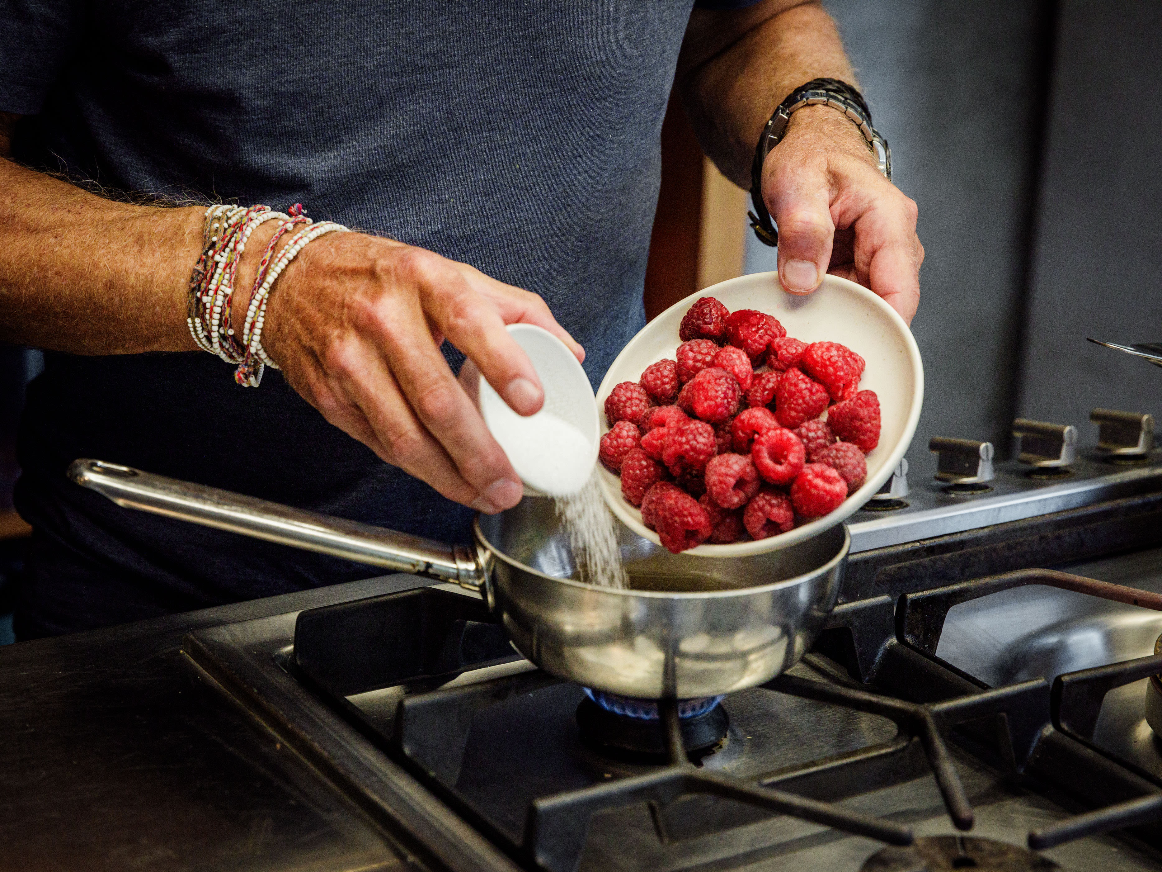 Schritt 1: Die Himbeeren in einer kleinen Pfanne mit dem Zucker und ein paar Umdrehungen des schwarzen Pfeffers aus der Mühle erwärmen bis sie zerfallen